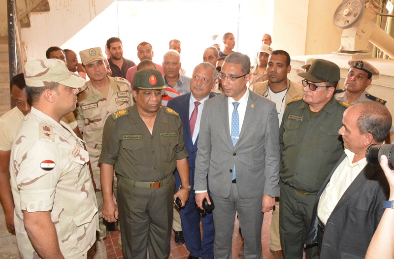 محافظ سوهاج ومدير الأمن يزوران المستشفى العسكرى  (2)