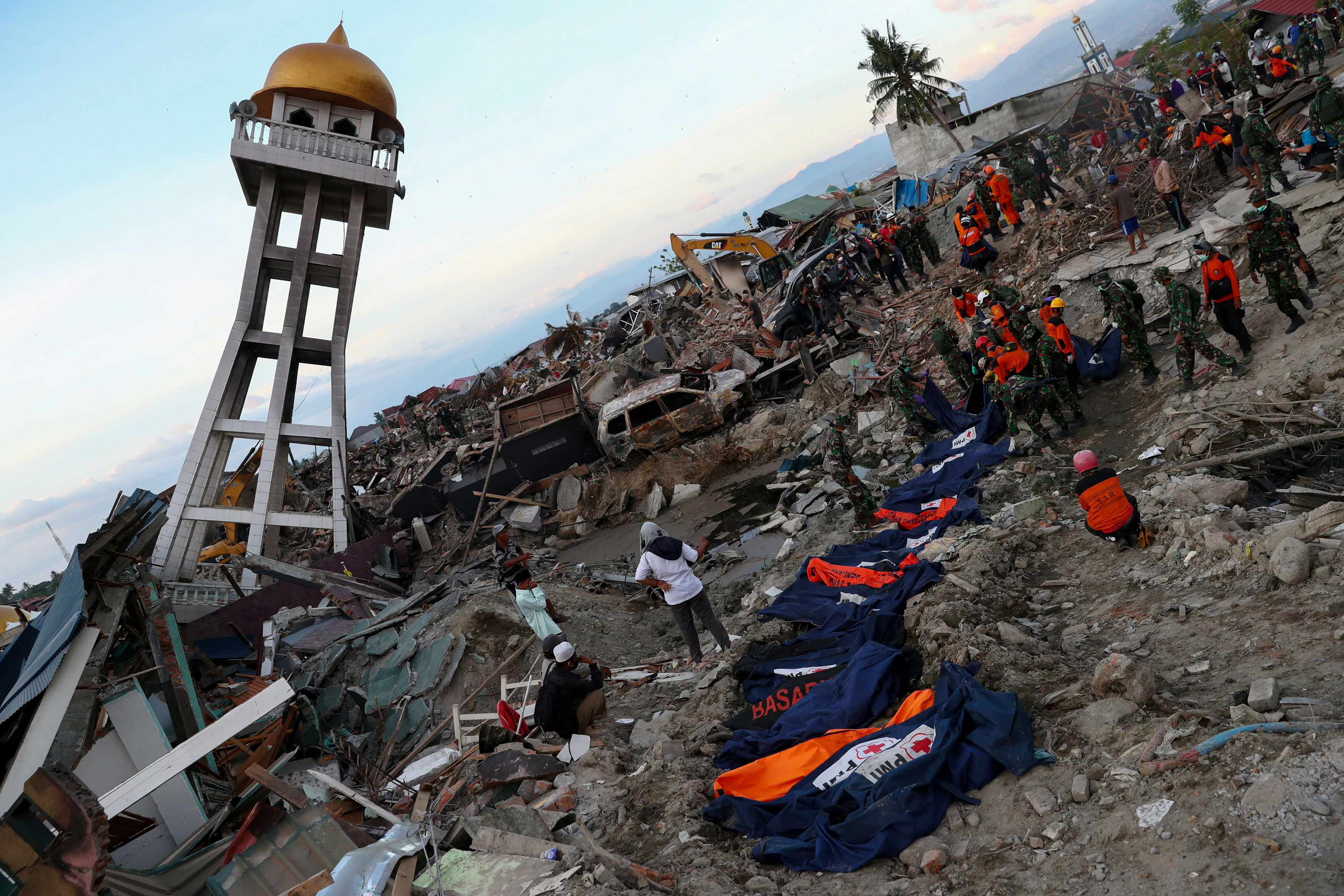 انتشال جثث ضحايا الزلزال وتسونامى فى إندونيسيا 