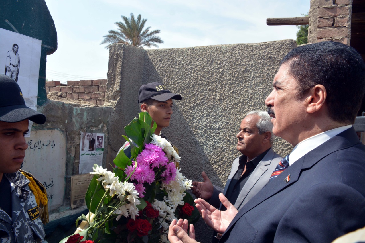 محافظ القليوبية يزور قبر أول شهيد فى حرب أكتوبر  (3)