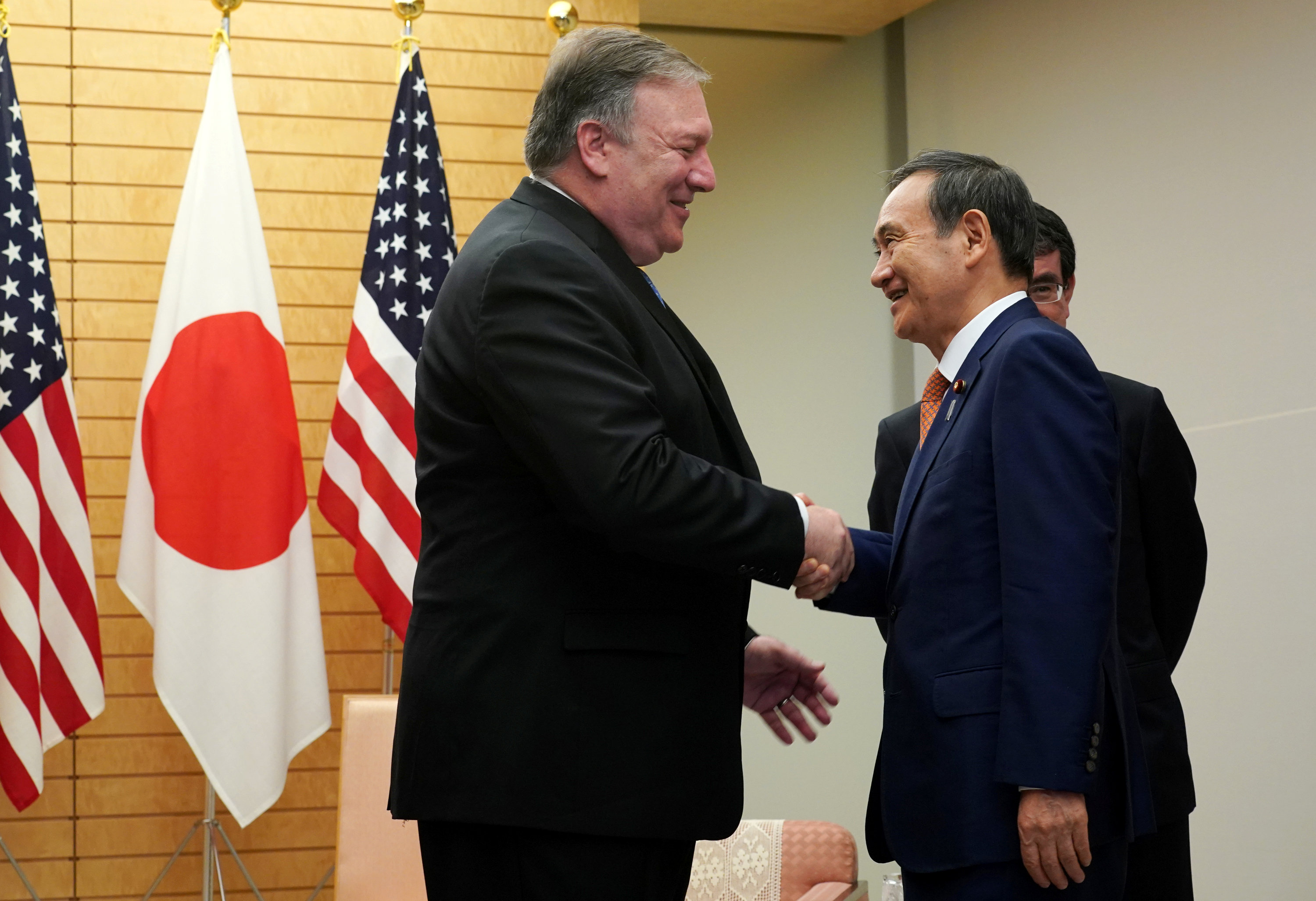 وزير الخارجية الأمريكي مايك بومبيو والسكرتير الأول لمجلس الوزراء الياباني