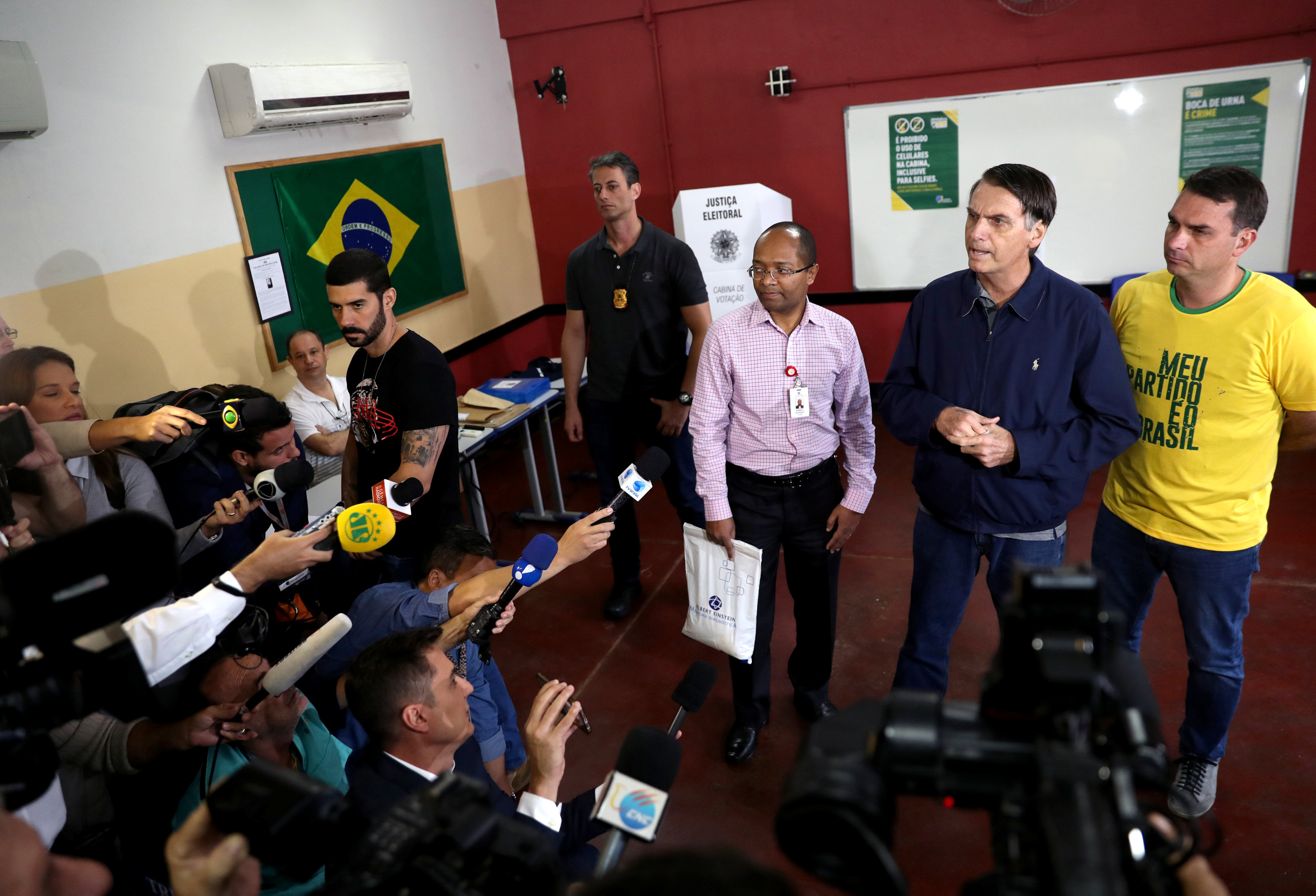 المرشح الرئاسى البرازيلى يتحدث للإعلام
