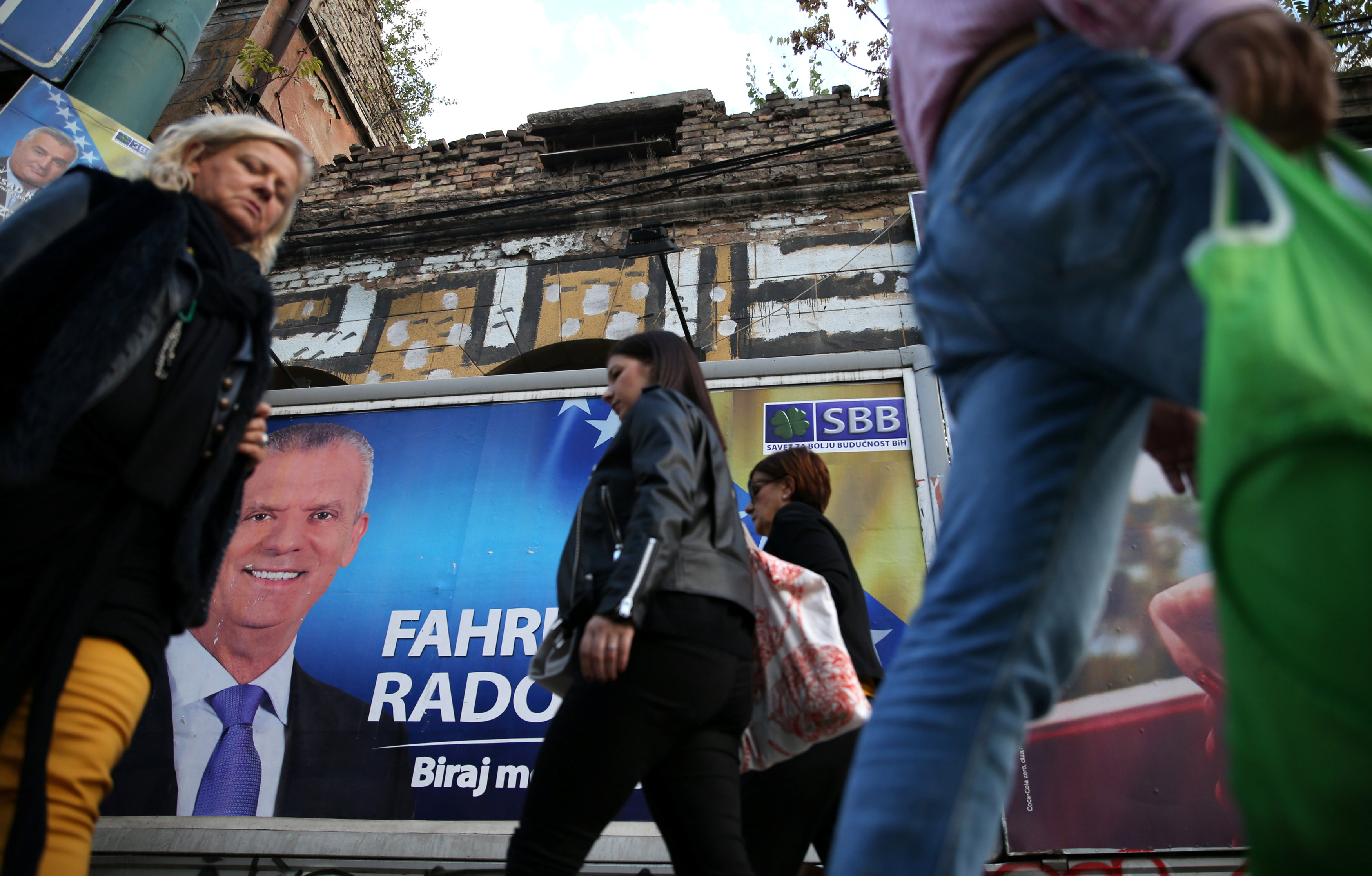 اللافتات الانتخابية فى كل مكان بشوارع البوسنة