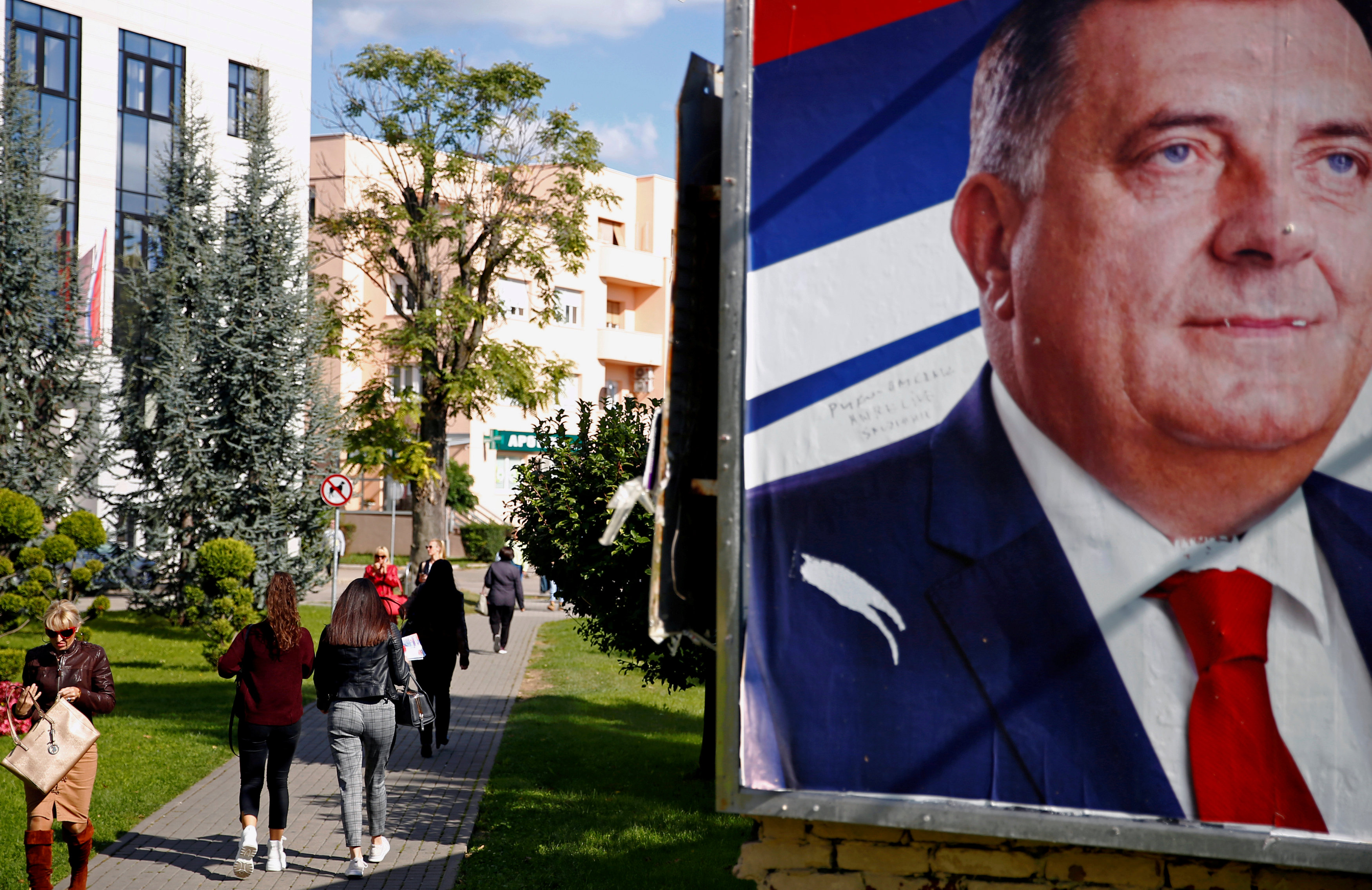 صور لأحد المرشحين فى شوارع البوسنة