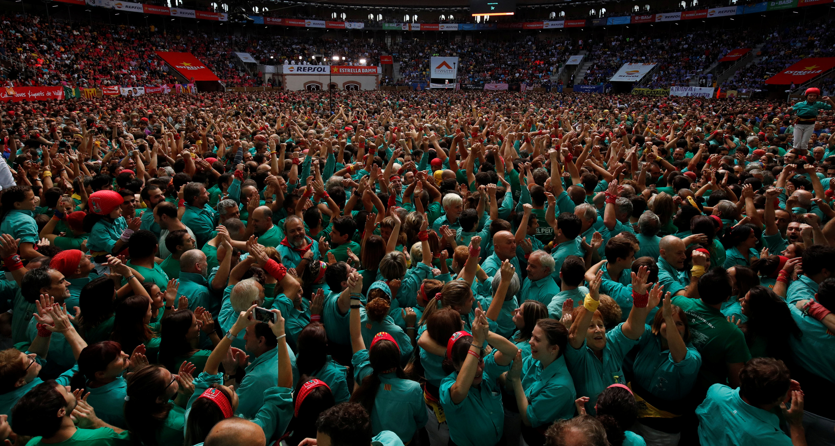 أعداد كبيرة من الأسبان يشاركون فى الحدث السنوى