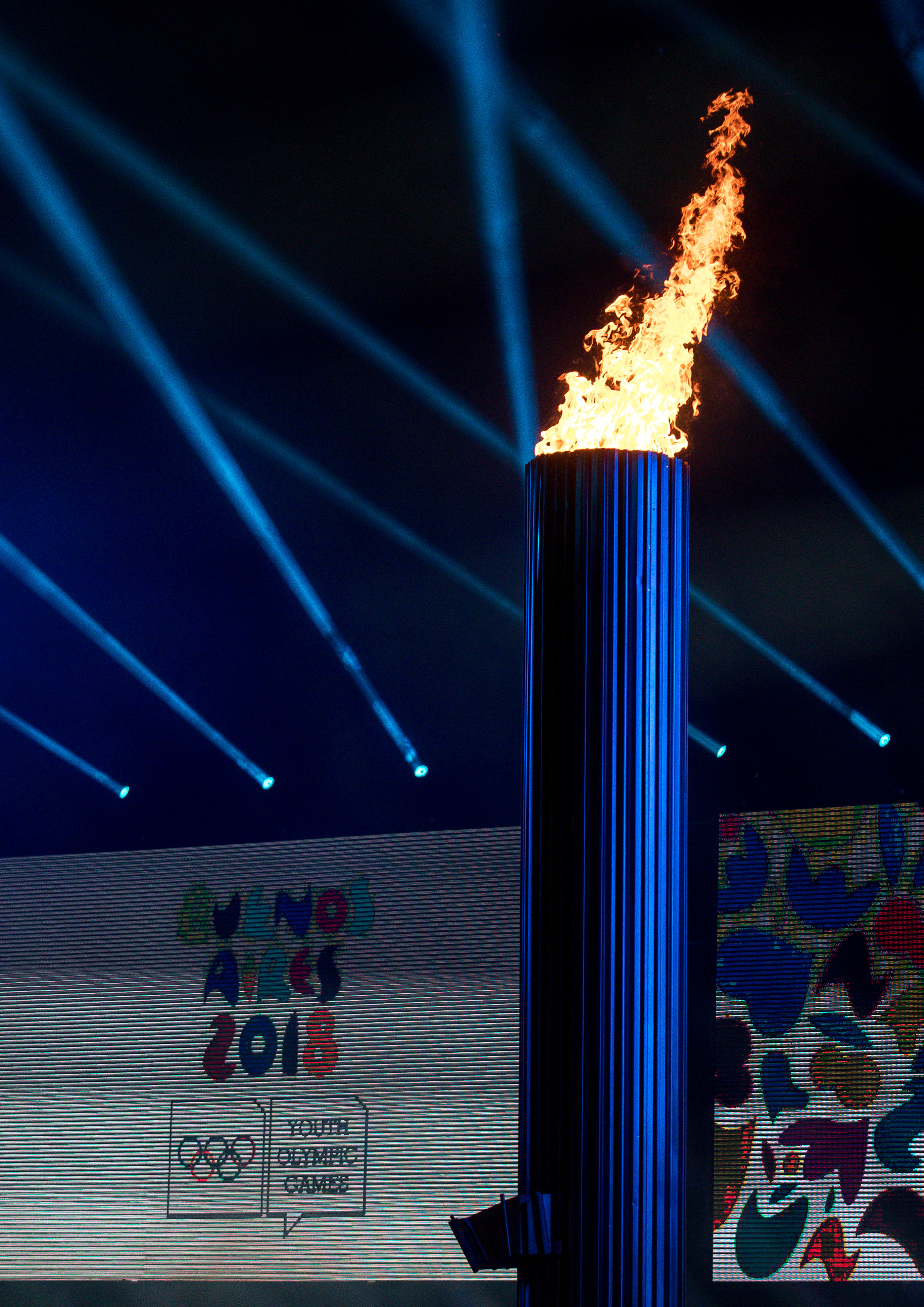 اشعال الشعلة خلال حفل افتتاح الألعاب الأولمبية للشباب