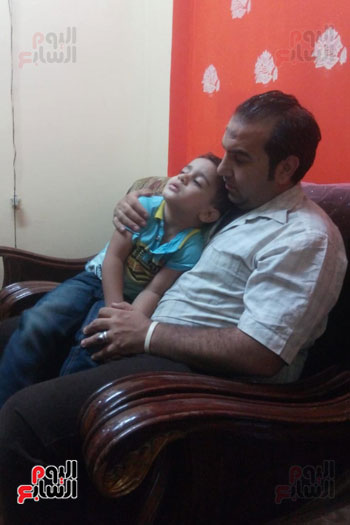 والد طفل يعاني من مرض دوشين النادر يستغيث برئيس الوزراء لتبنى حالته وانقاذه (3)