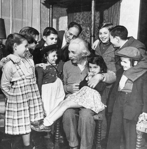 إينشتاين فى حفل عيد ميلاده