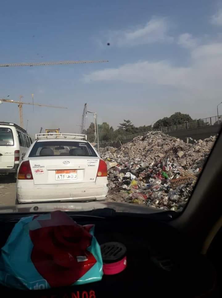 القمامة تحاصر منطقة جسر السويس  (2)