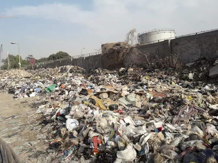 القمامة تحاصر منطقة جسر السويس  (1)
