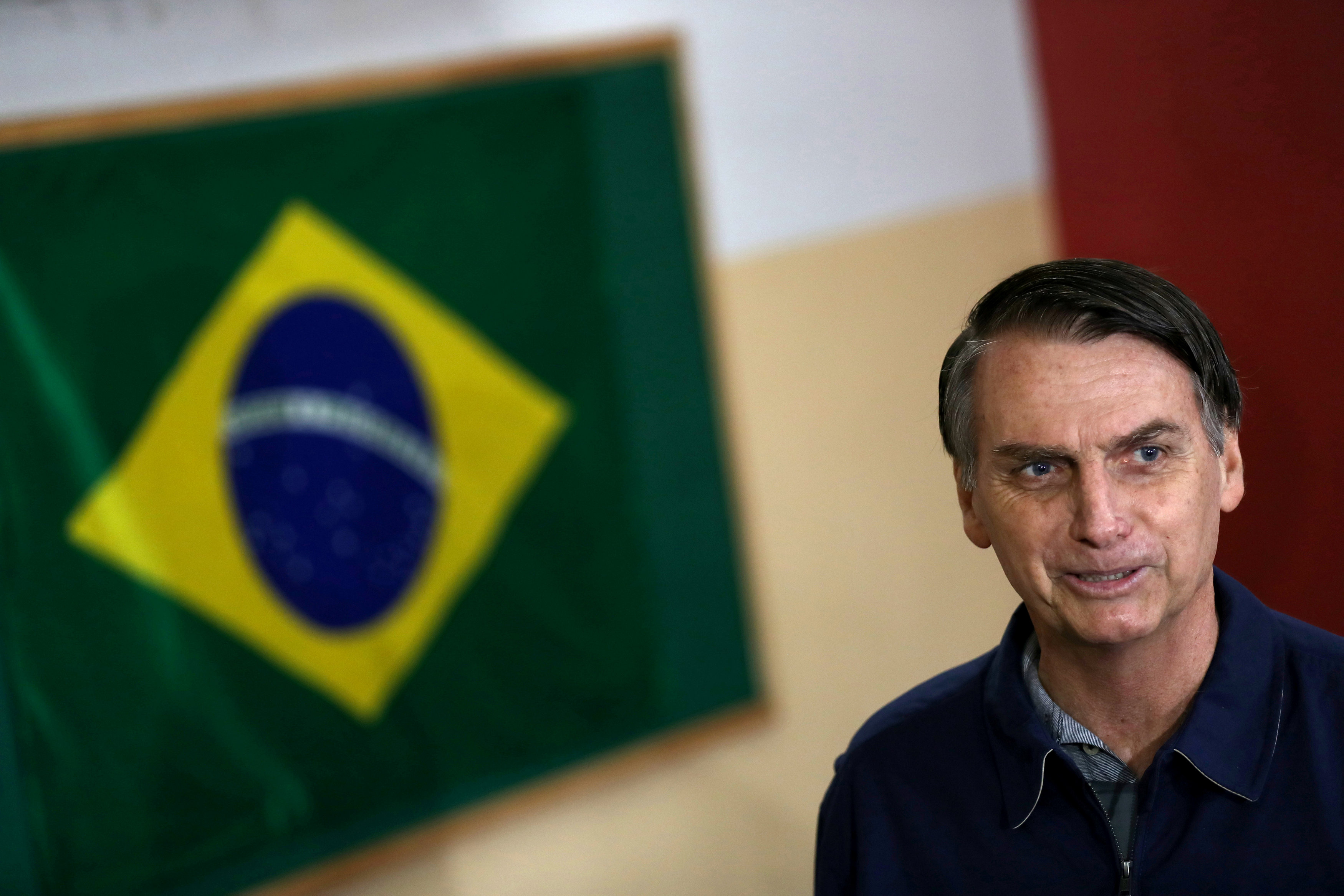 المرشح للرئاسة البرازيلية داخل أحد اللجان الانتخابية