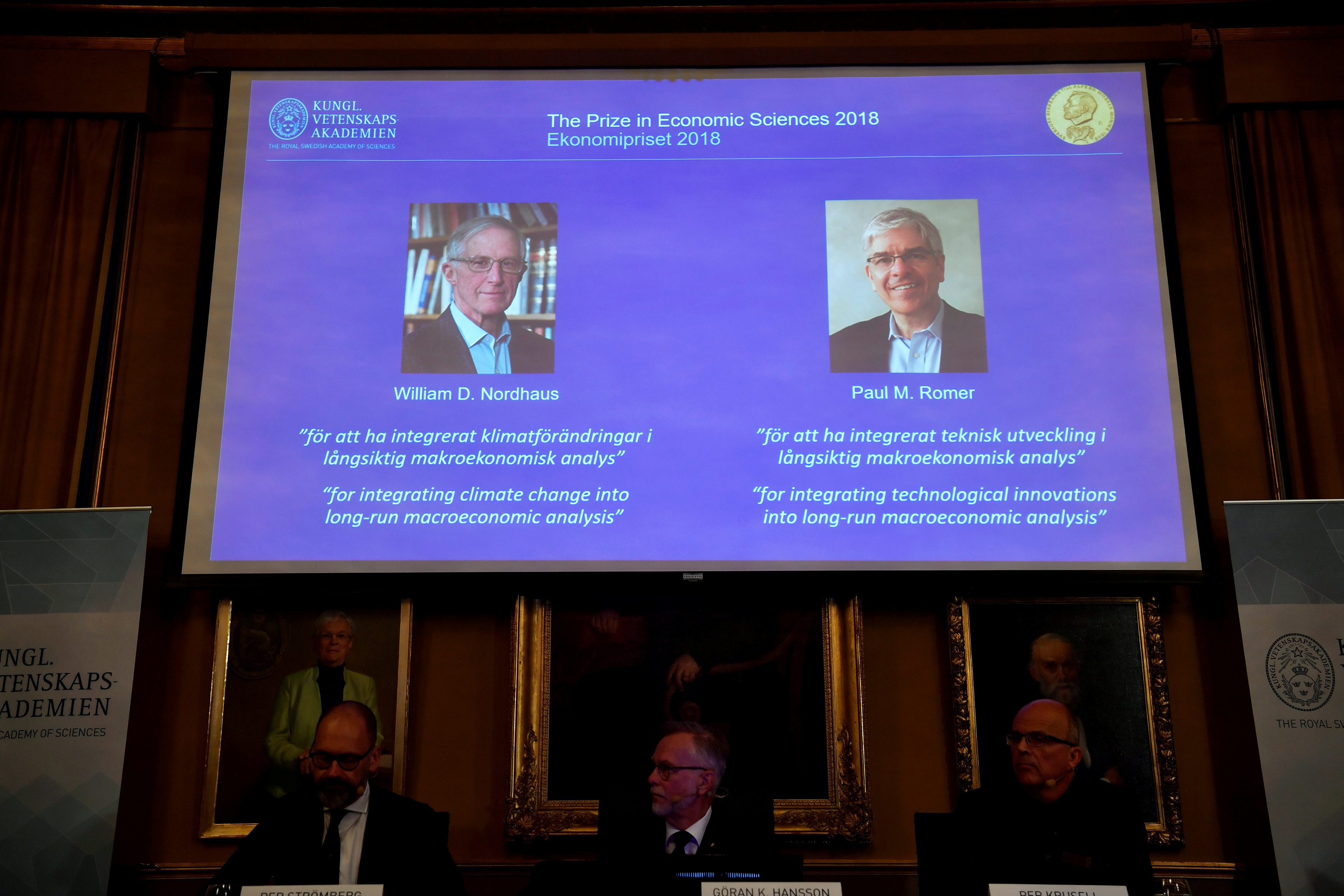 صورة الفائزين بجائزة نوبل تتصدر شاشة العرض