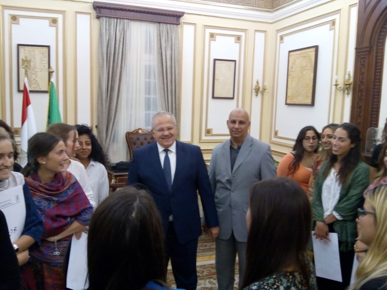 رئيس جامعة القاهرة يمنح شهادات التخرج لطالبات ايطاليات  (1)