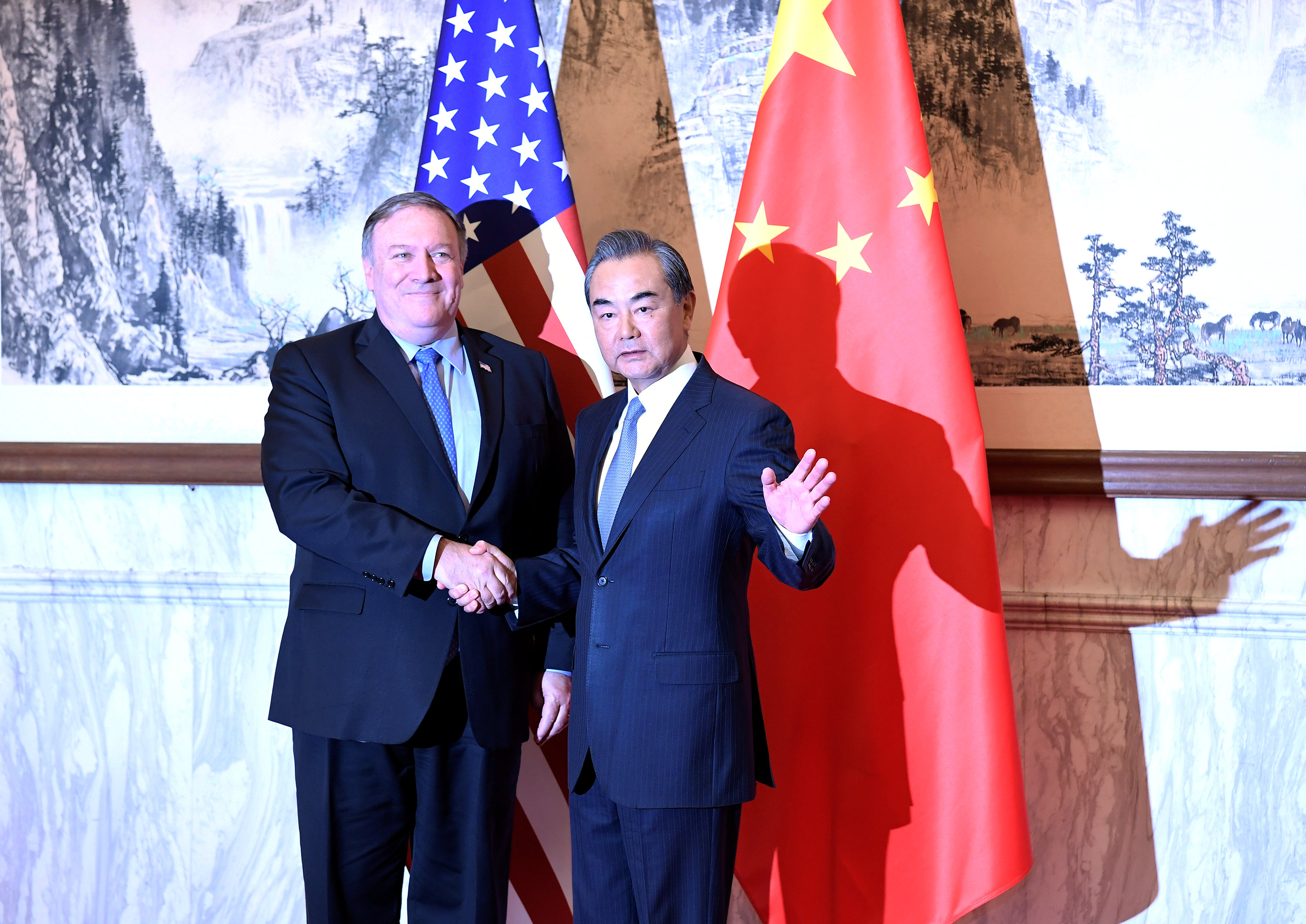 وزير الخارجية الصينى يصافح نظيره الأمريكى