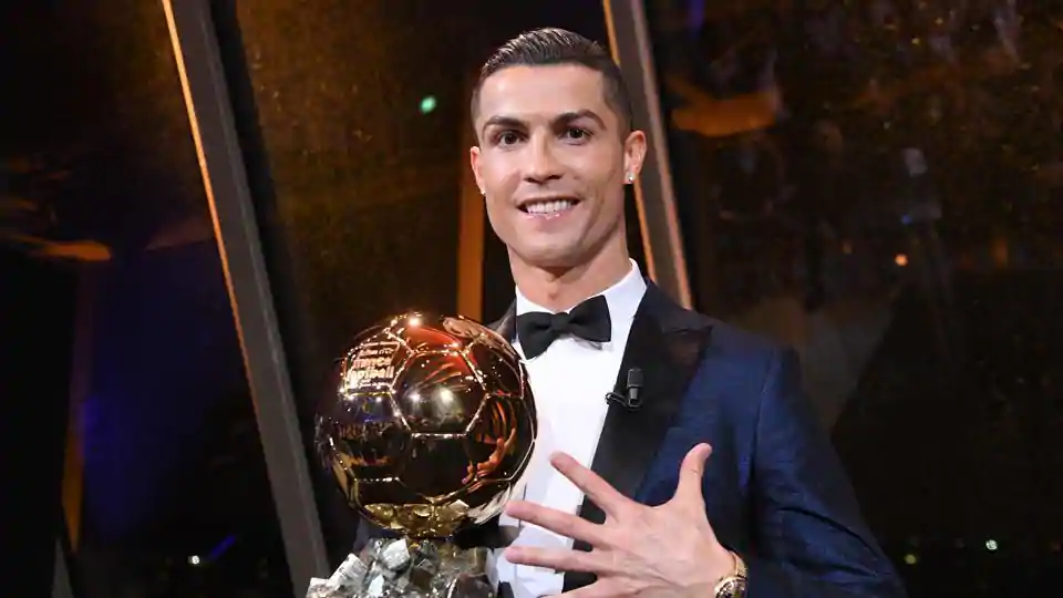 رونالدو مع جائزة أفضل الكرة الذهبية