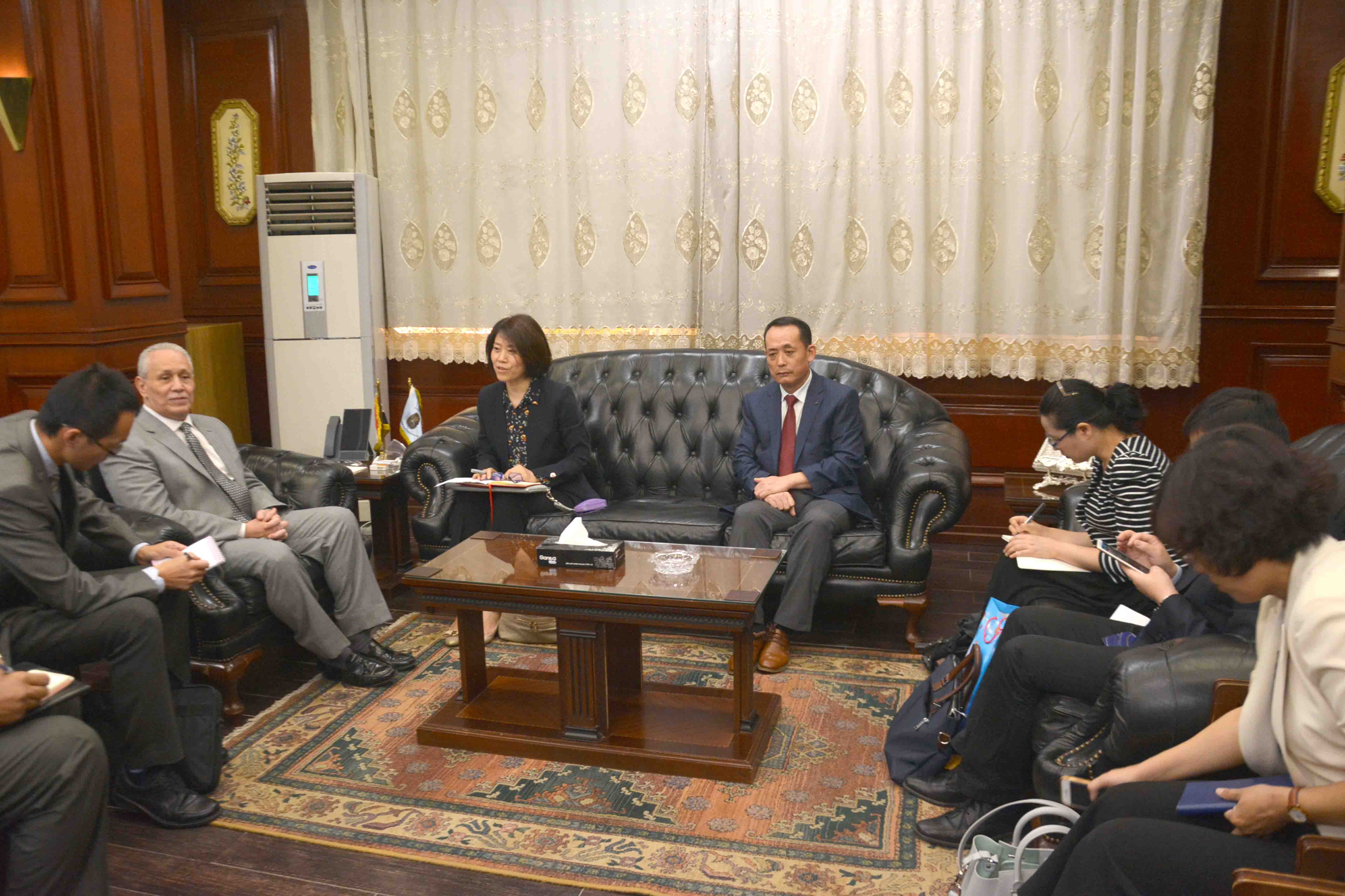 لقاء محافظ الاقصر بالقائمة باعمال السفارة الصينية بمصر (3)