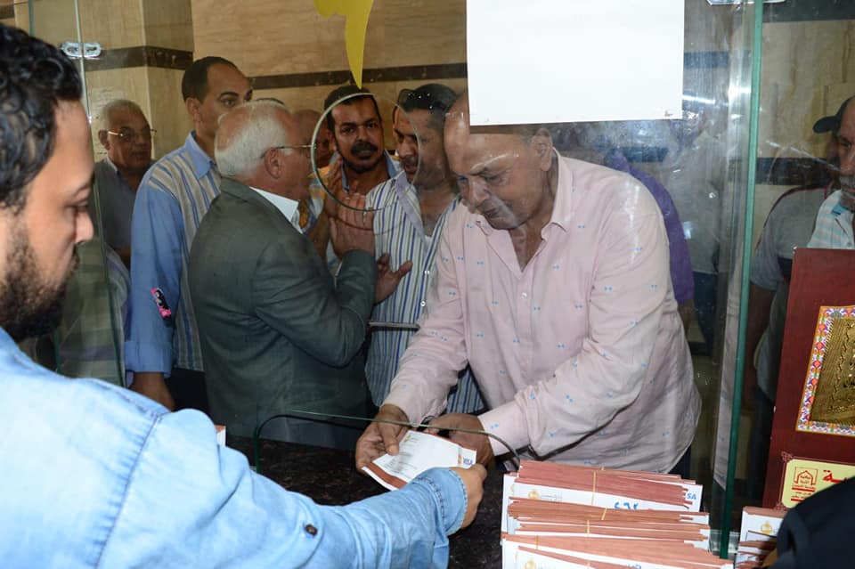 محافظ بورسعيد يتابع أعمال توزيع كروت صرف المنطقة الحرة من خزينة الديوان (1)
