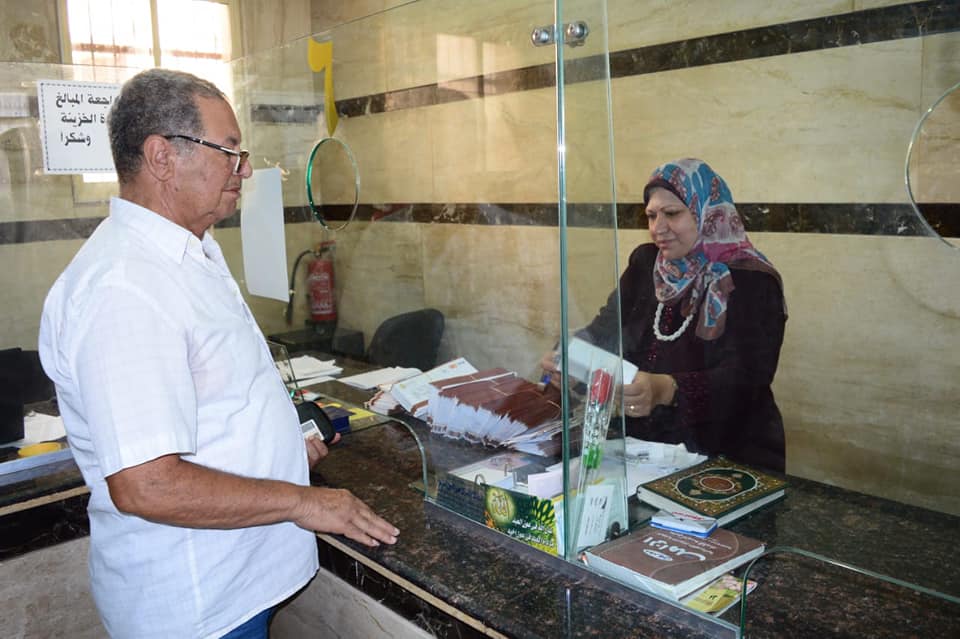 محافظ بورسعيد يتابع أعمال توزيع كروت صرف المنطقة الحرة من خزينة الديوان (6)