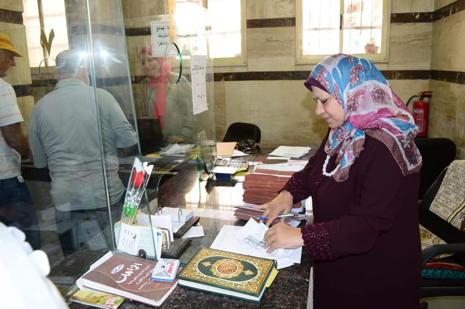 محافظ بورسعيد يتابع أعمال توزيع كروت صرف المنطقة الحرة من خزينة الديوان (4)