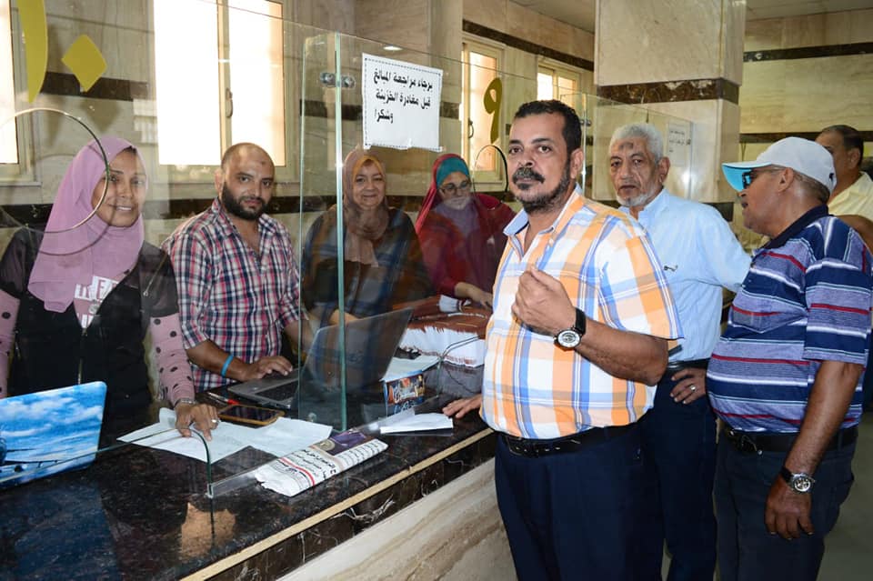 محافظ بورسعيد يتابع أعمال توزيع كروت صرف المنطقة الحرة من خزينة الديوان (3)