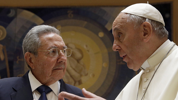 البابا فرنسيس ورئيس كوبا راؤول كاسترو