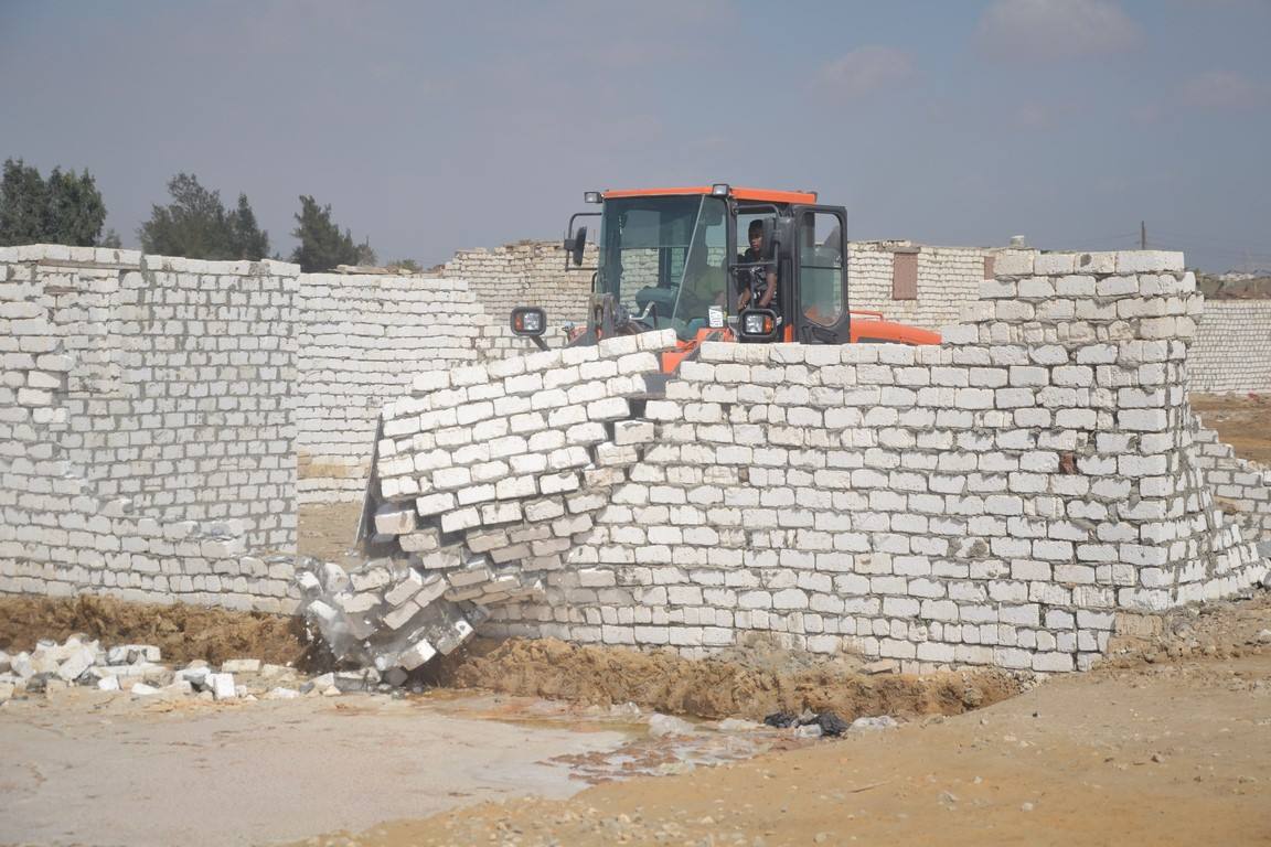 جانب من إزالة التعديات علي أملاك الدولة في السويس (3)