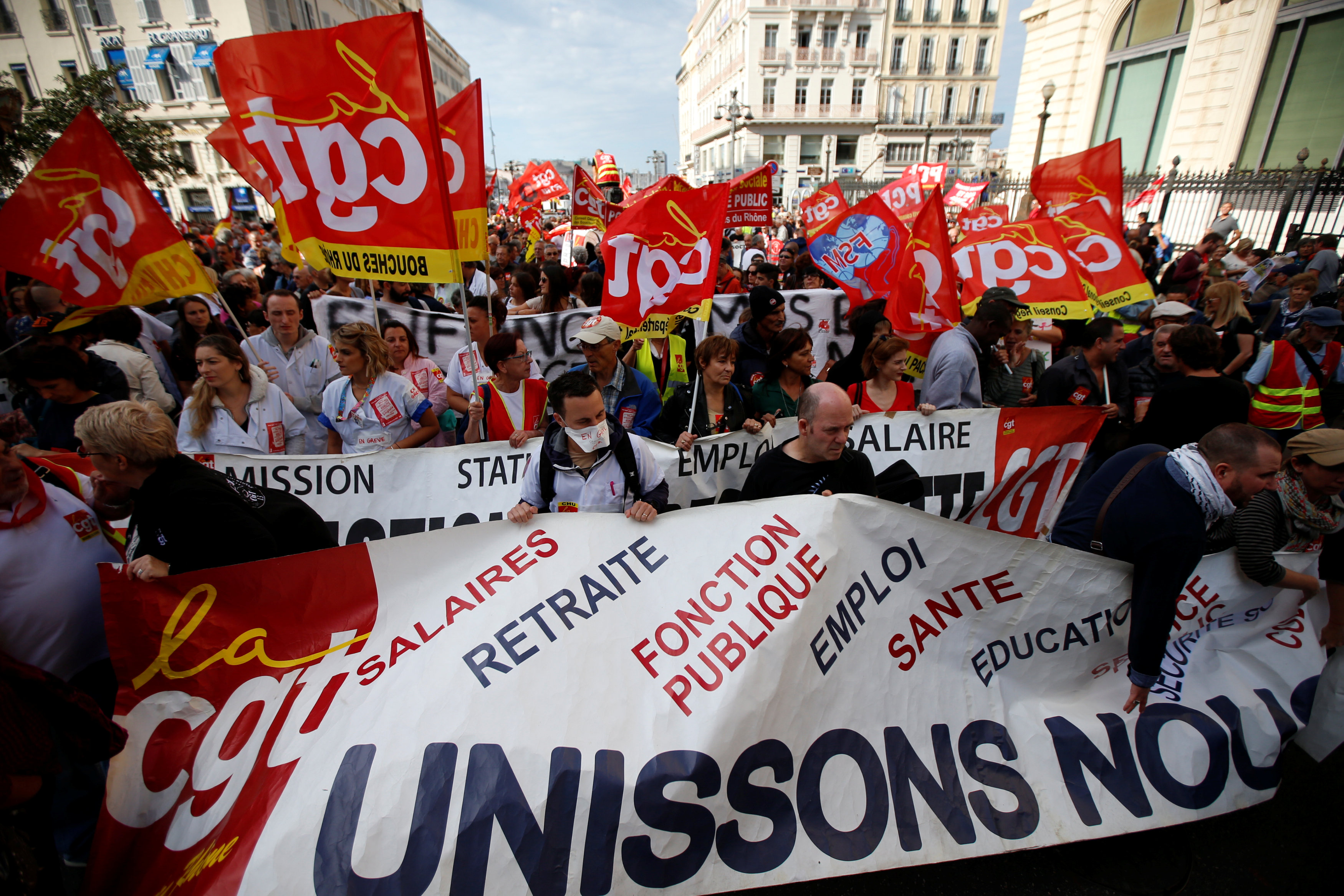 أعداد كبيرة من المتظاهرين ضد الحكومة الفرنسية