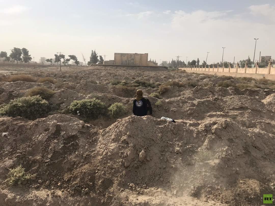 مواطنون سوريون وسط المقابر