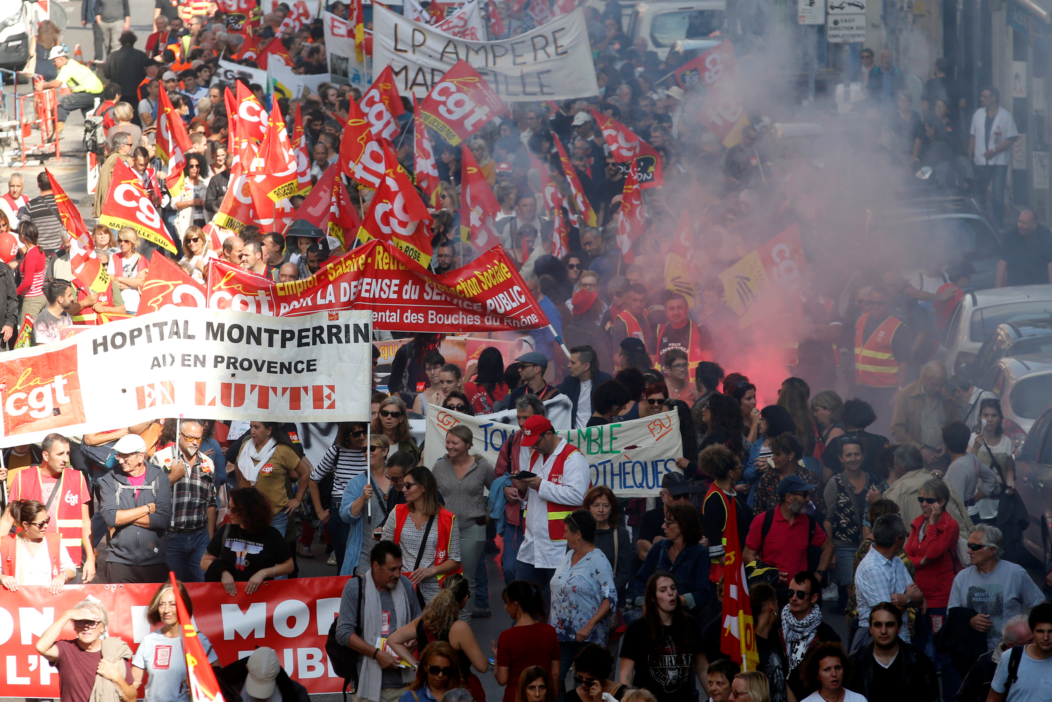 حشود كبيرة من المتظاهرين فى أحد ساحات مدينة نيس الفرنسية