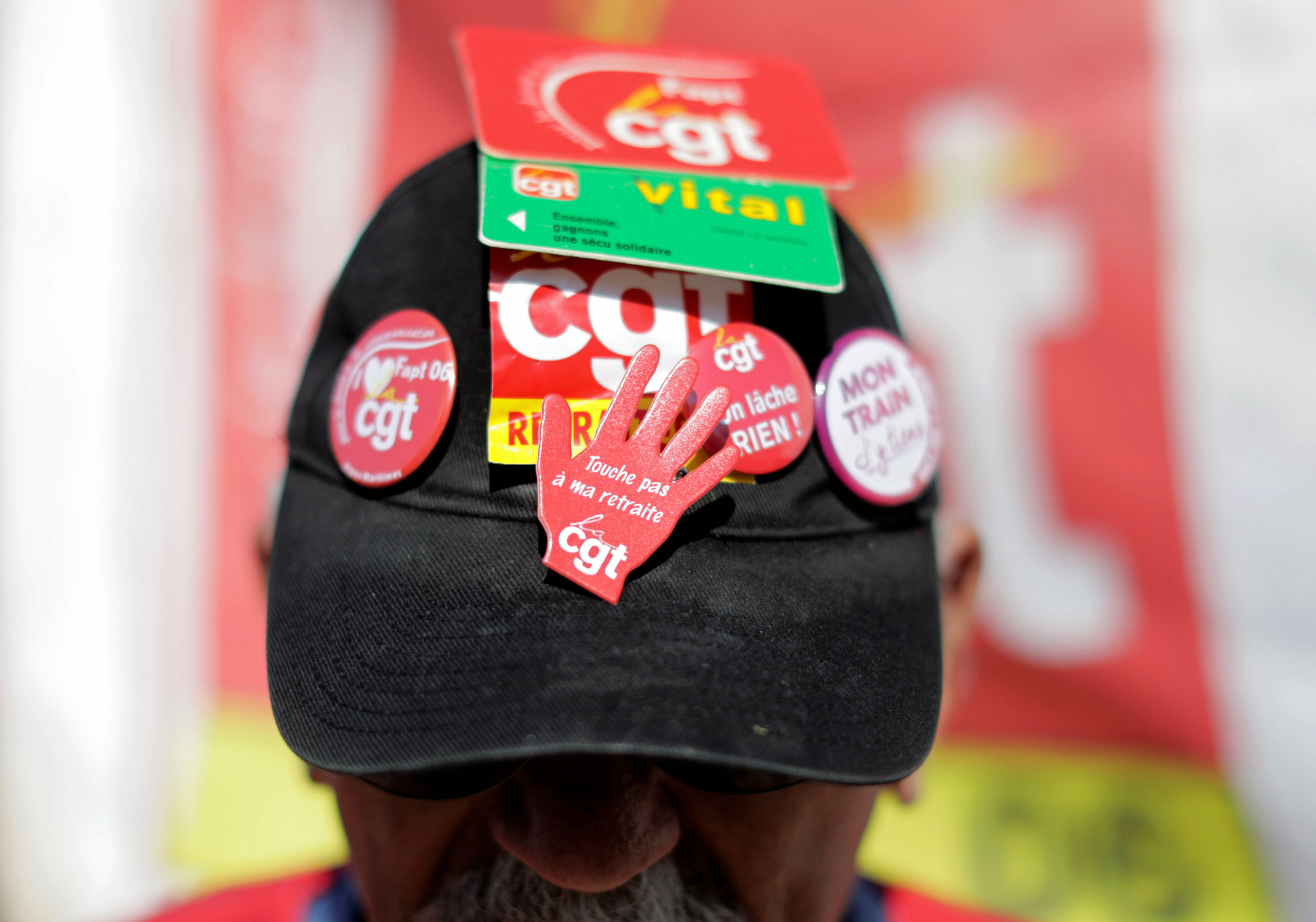 متظاهر يرتدى قبعة عليها شعارات مناوئة لإجراءات الحكومة