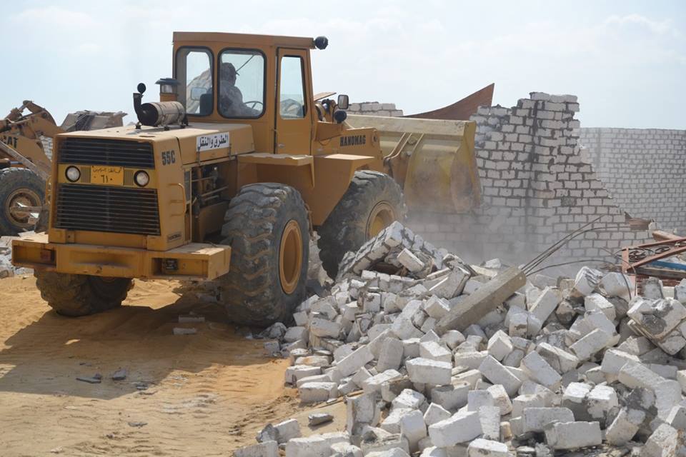 جانب من إزالة التعديات علي أملاك الدولة في السويس (1)