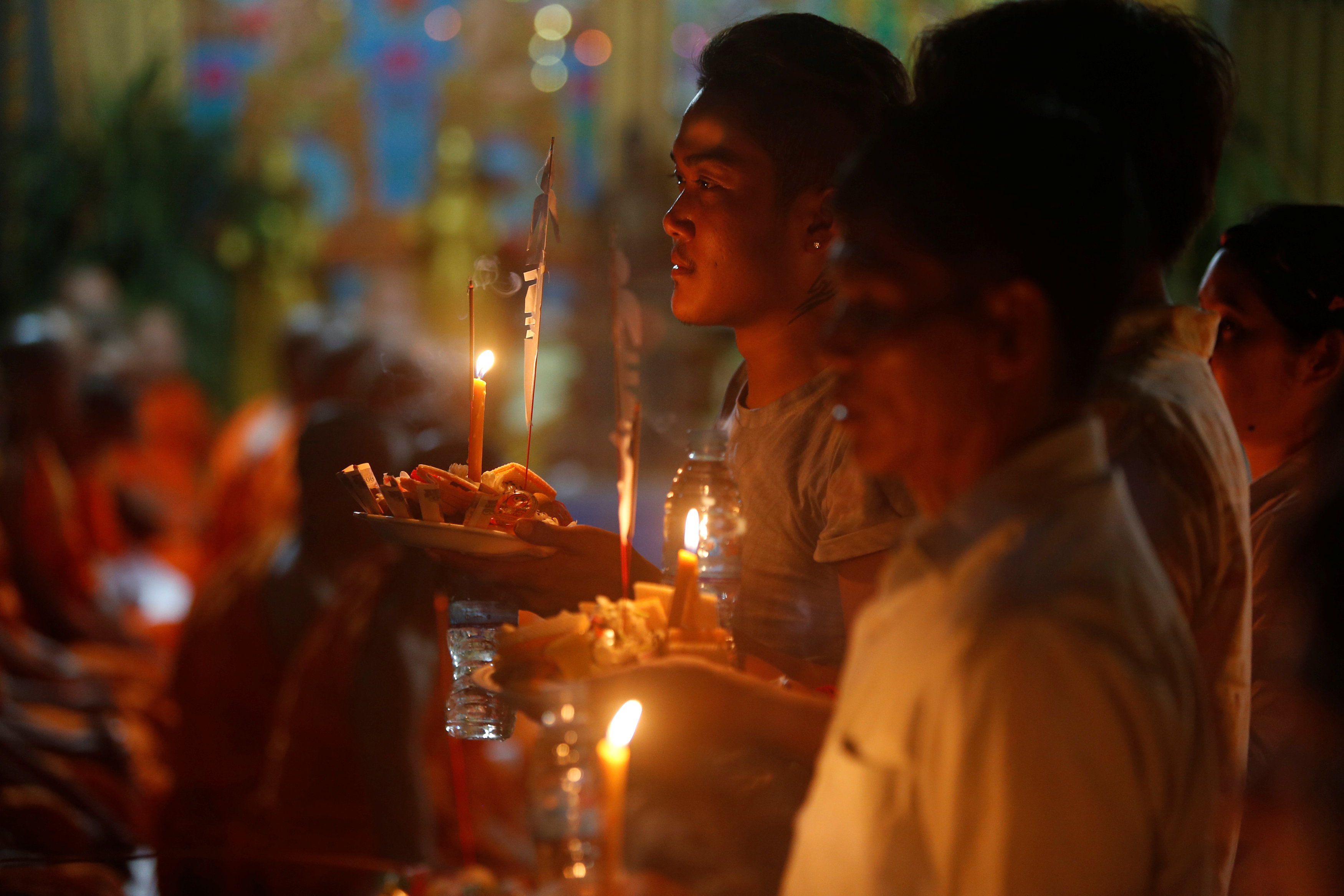 بالشموع والطعام يحتفل الكمبوديون بمهرجان الموتى