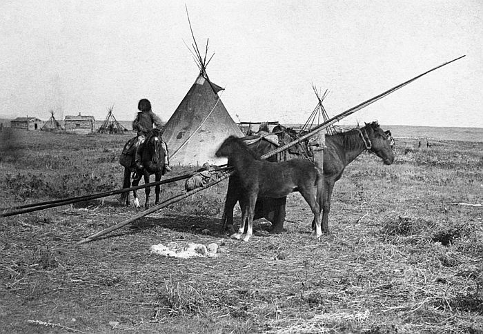 معسكر الأمم الأولى فى Fort Calgary عام 1886