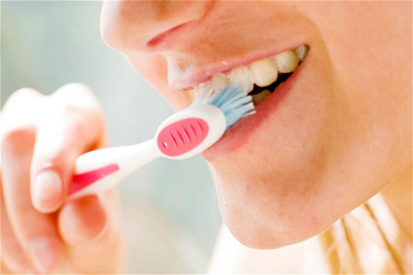 علاج نزيف اللثة بتنظيف الاسنان