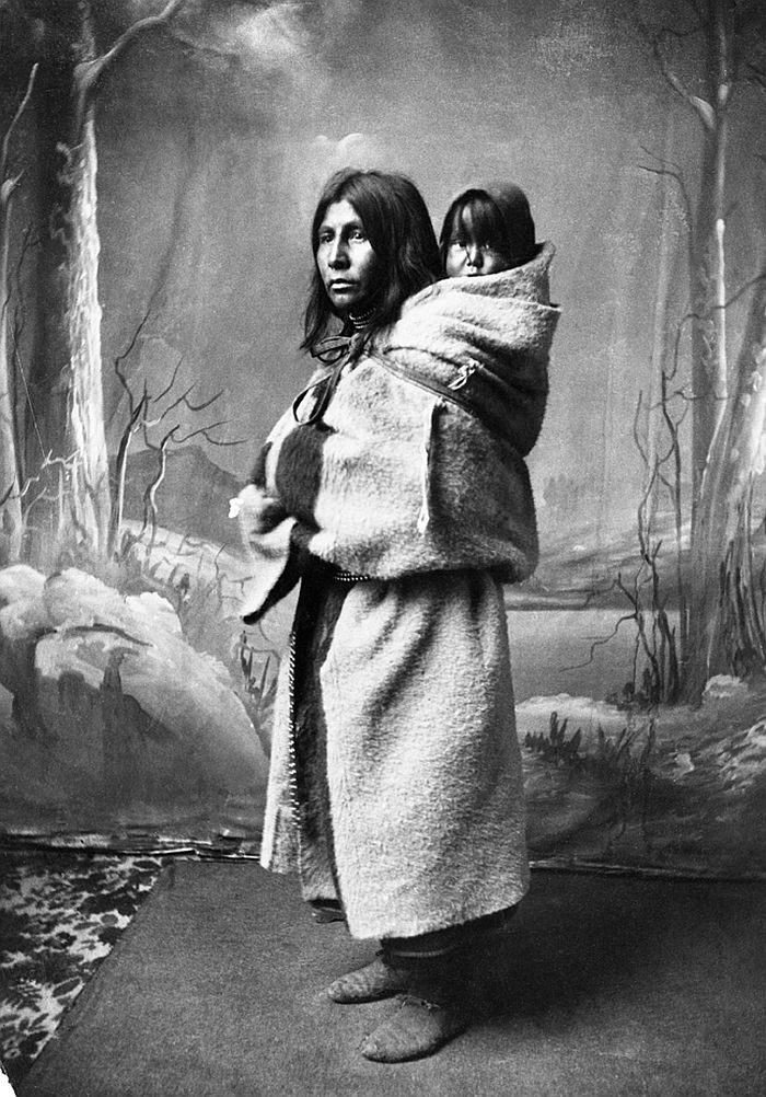 المرأة والطفل على ظهرها من بلاكفوت عام 1886