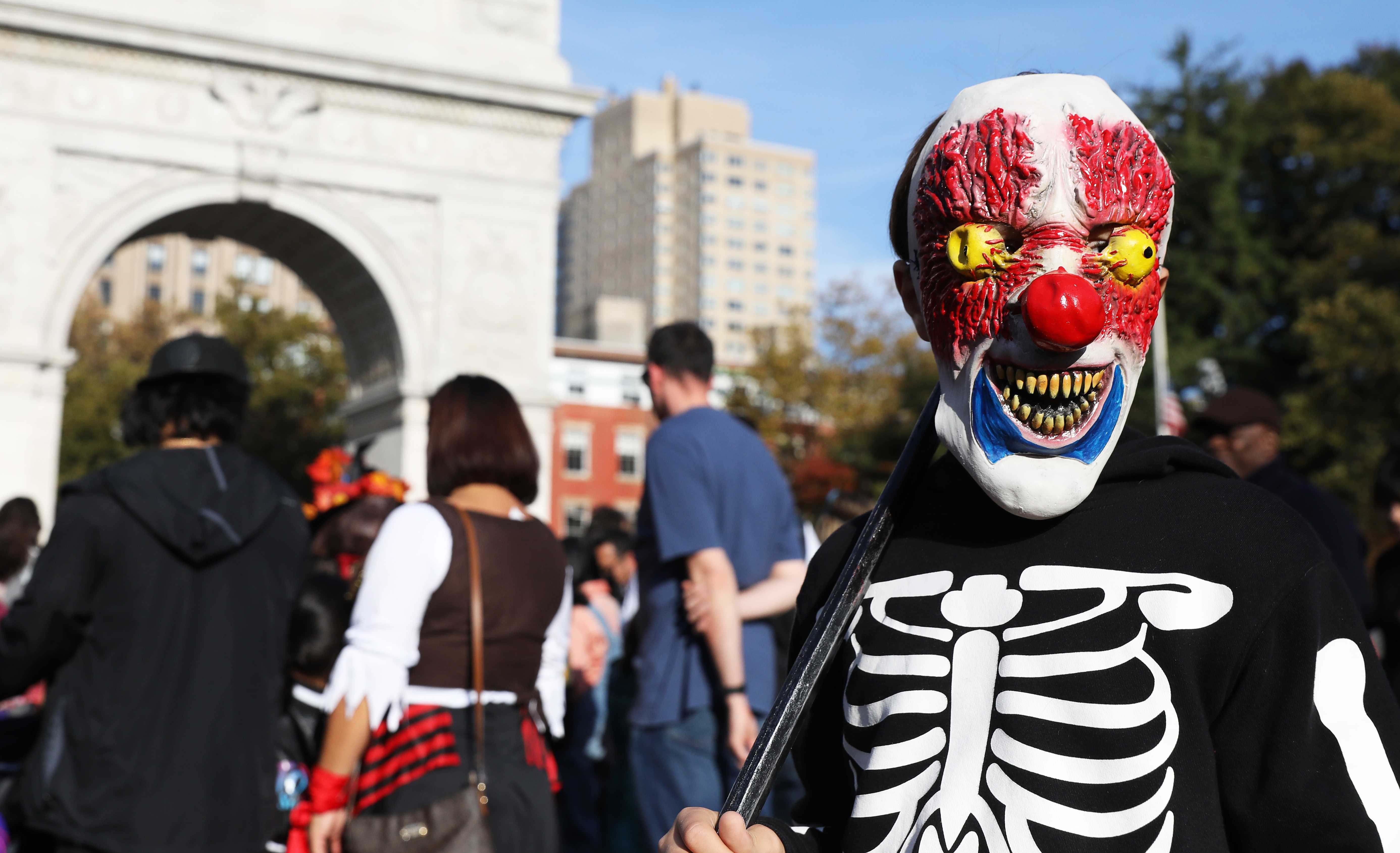 أحد المواطنين يرتدى ماسك مرعب احتفالا بالهالوين فى أمريكا