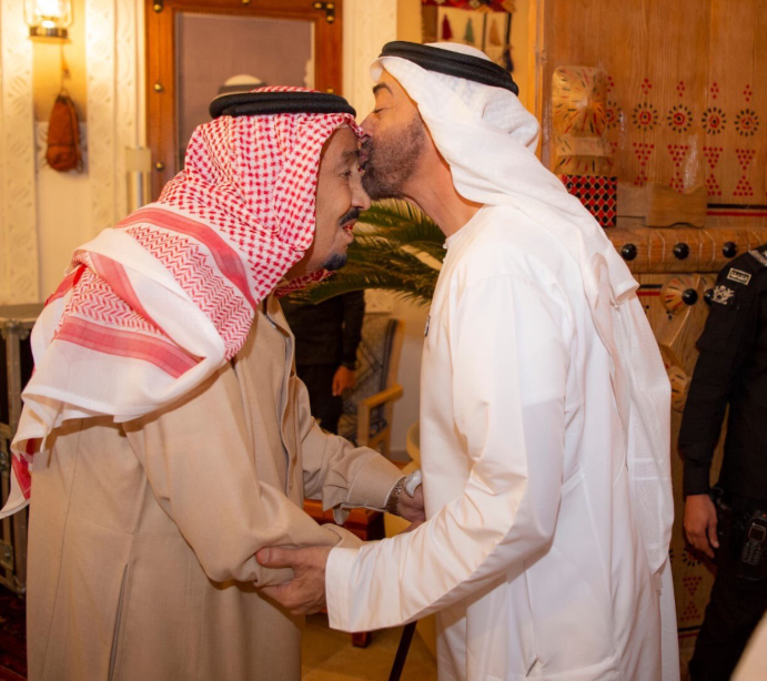 الشيخ محمد بن زايد يقبل الملك سلمان