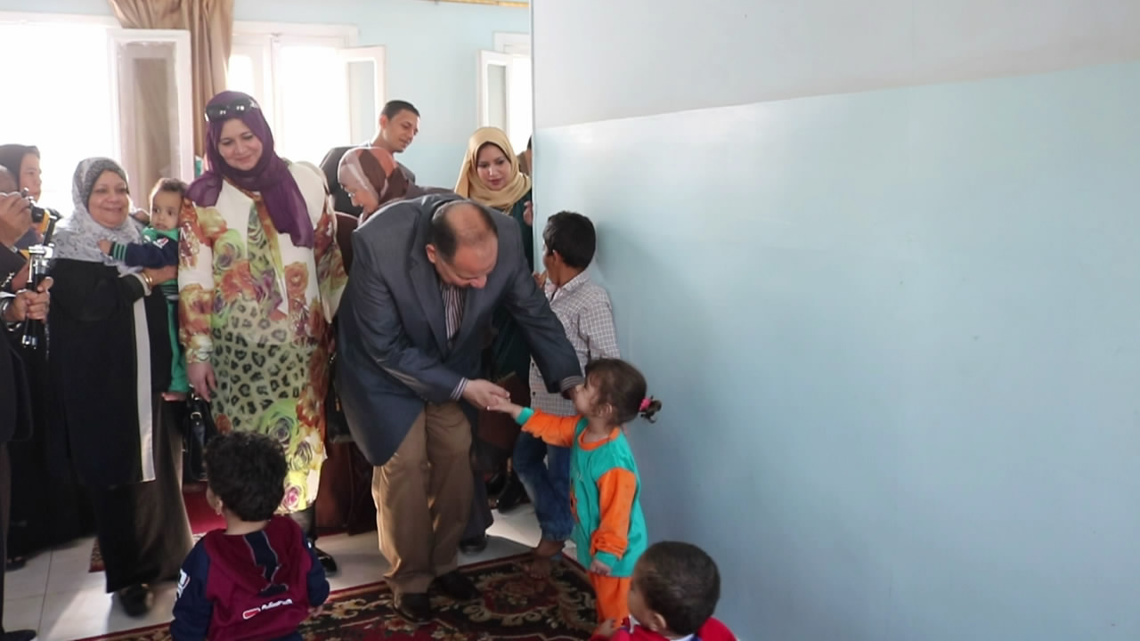 محافظ الفيوم يوزع الهدايا على أطفال دار عائشة  (6)