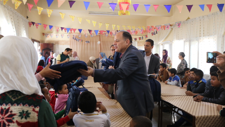 محافظ الفيوم يوزع الهدايا على أطفال دار عائشة  (2)