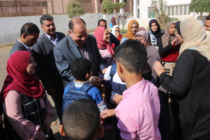محافظ الفيوم يوزع الهدايا على أطفال دار عائشة  (4)