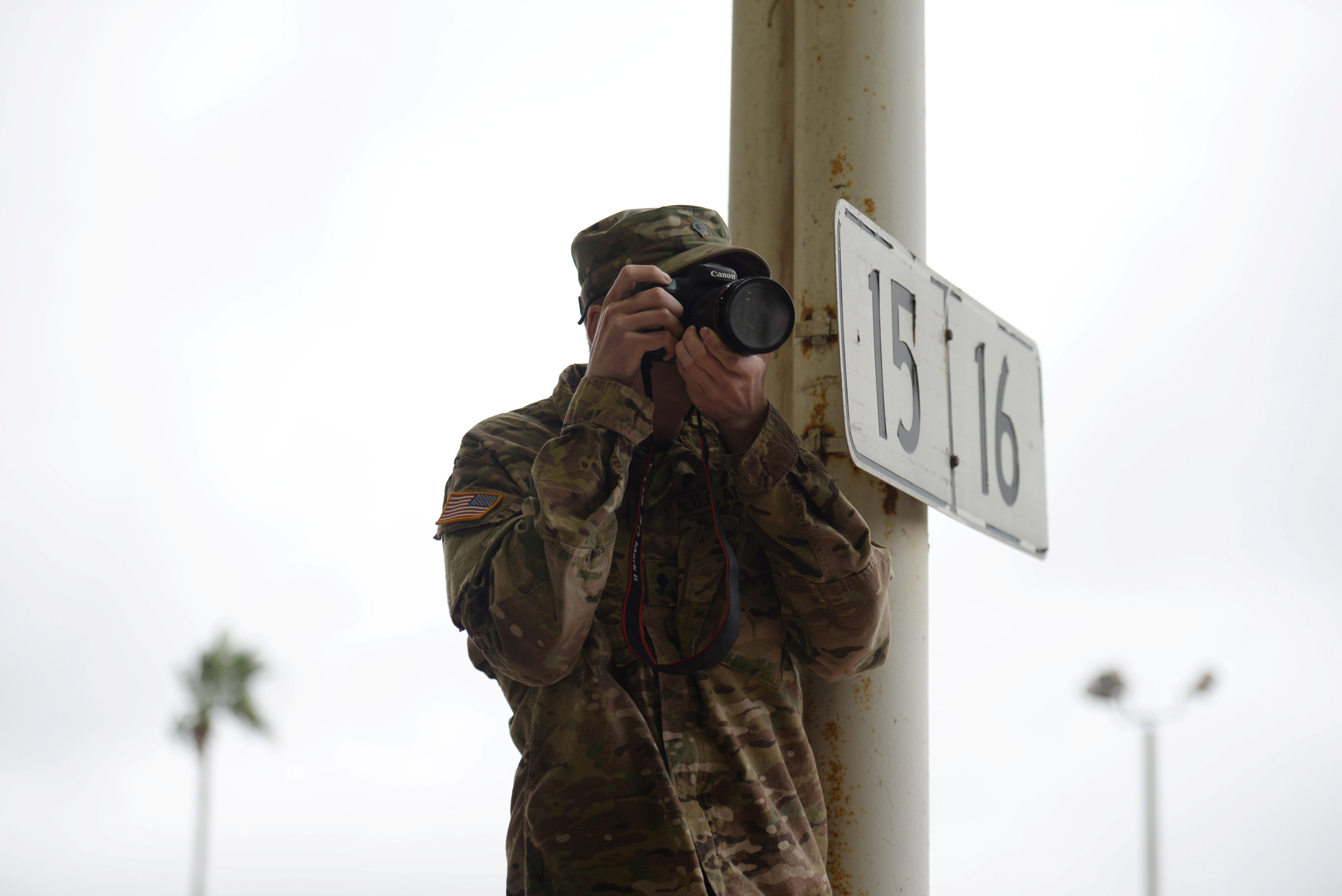 أحد الجنود الأمريكيين يحمل كاميرا