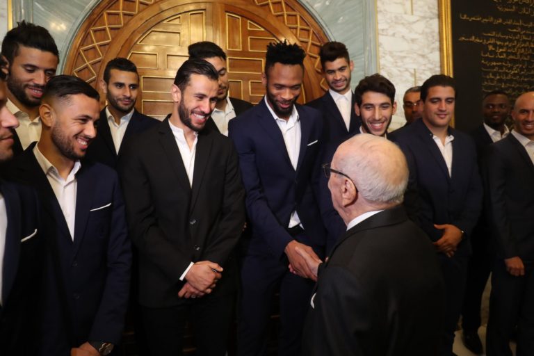 رئيس تونس يصافح لاعبي الترجي