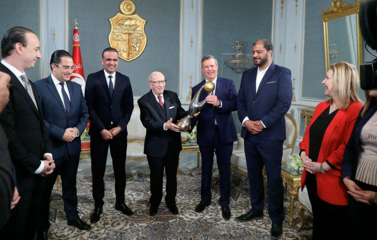 رئيس تونس يحمل كأس دوري ابطال افريقيا