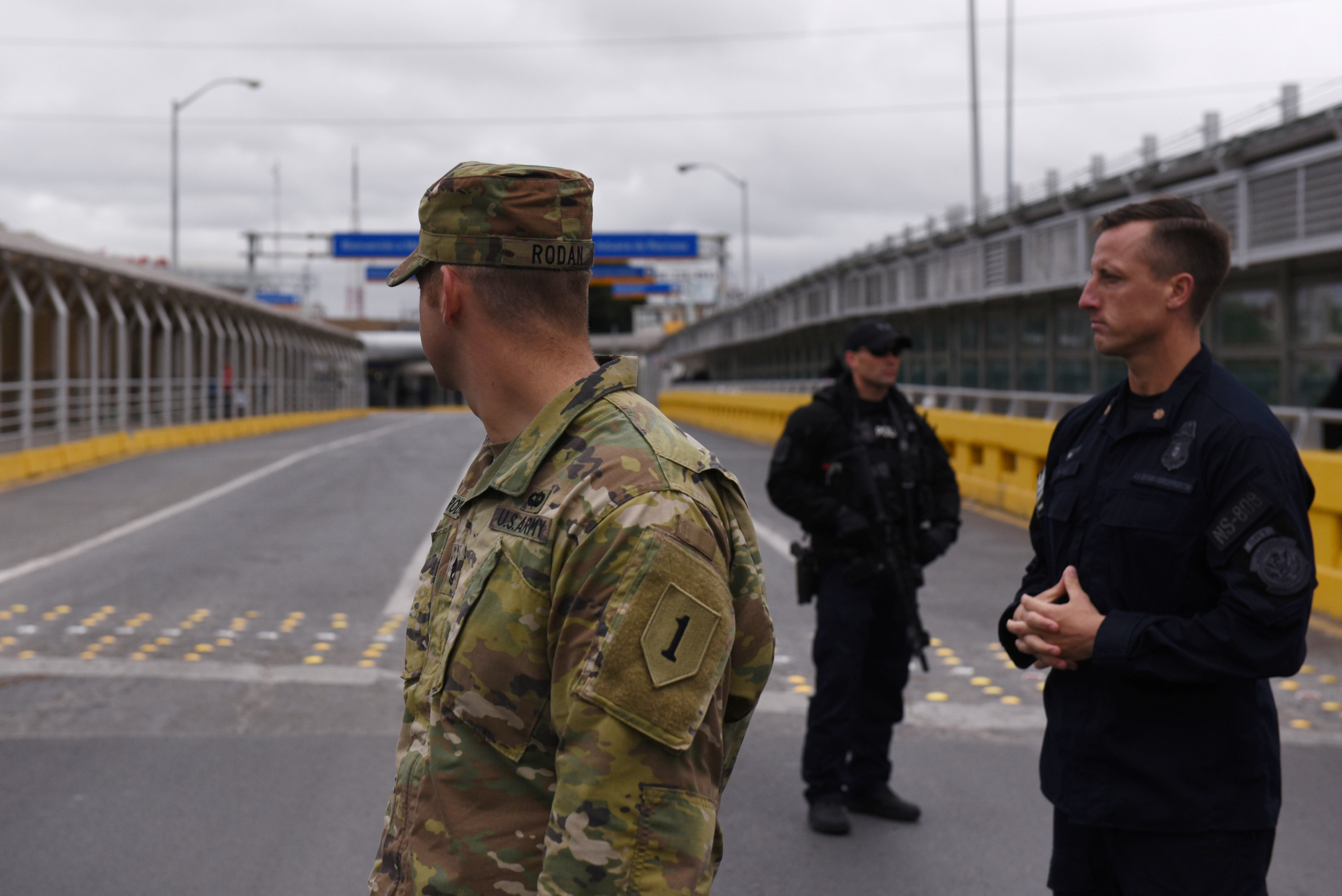 القوات الامريكية على جسر فاصل بينها وبين المكسيك