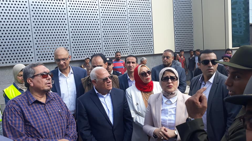 وزيرة الصحة ومحافظ بورسعيد يتفقدان سير العمل في تطوير مستشفي بورسعيد العام (2)