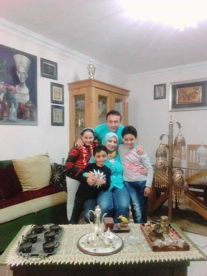 الأطفال والأب وزوجة الأب ونجلها اصغر