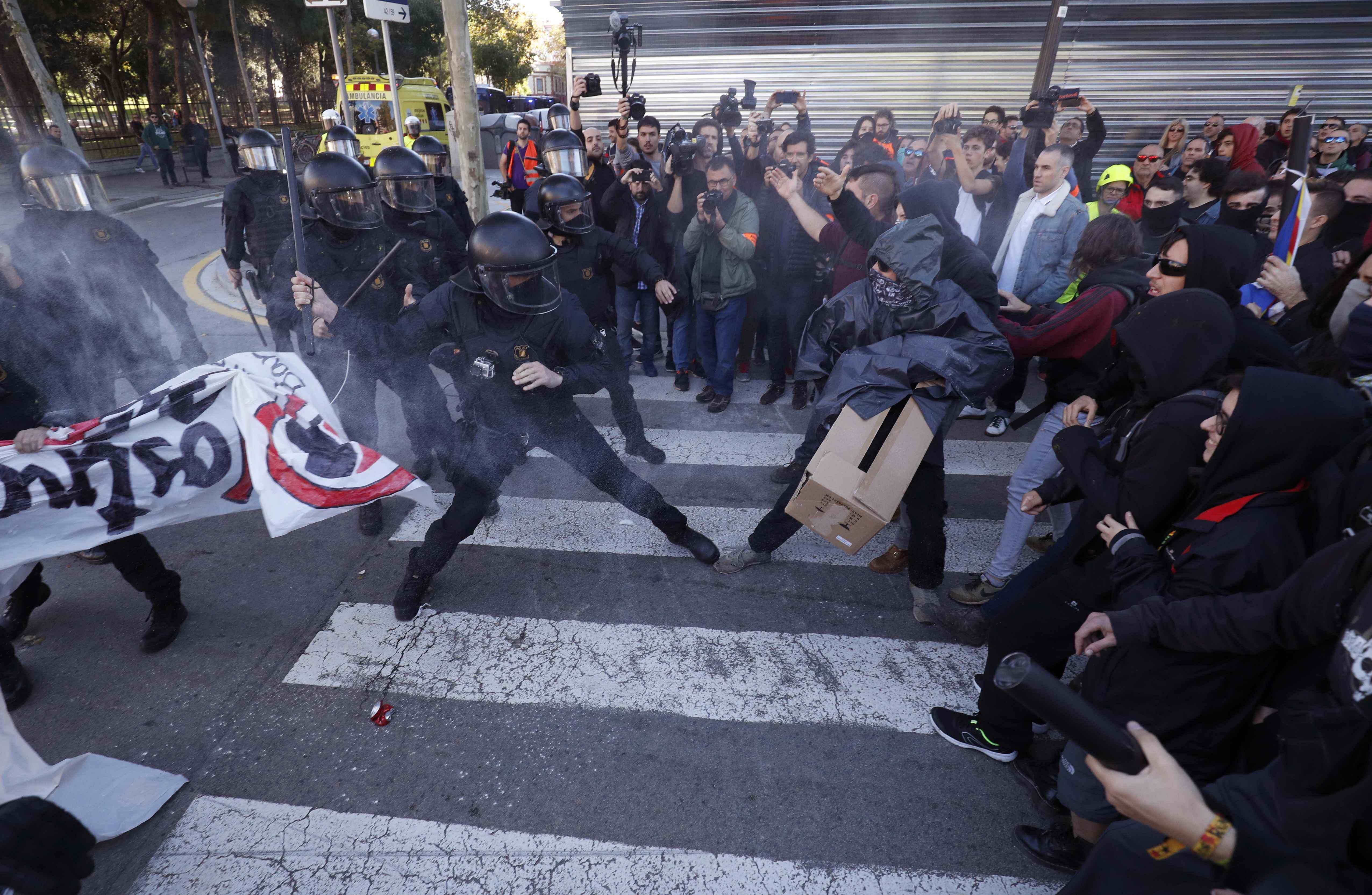 كر وفر بين الشرطة والمتظاهرين فى برشلونة (1)