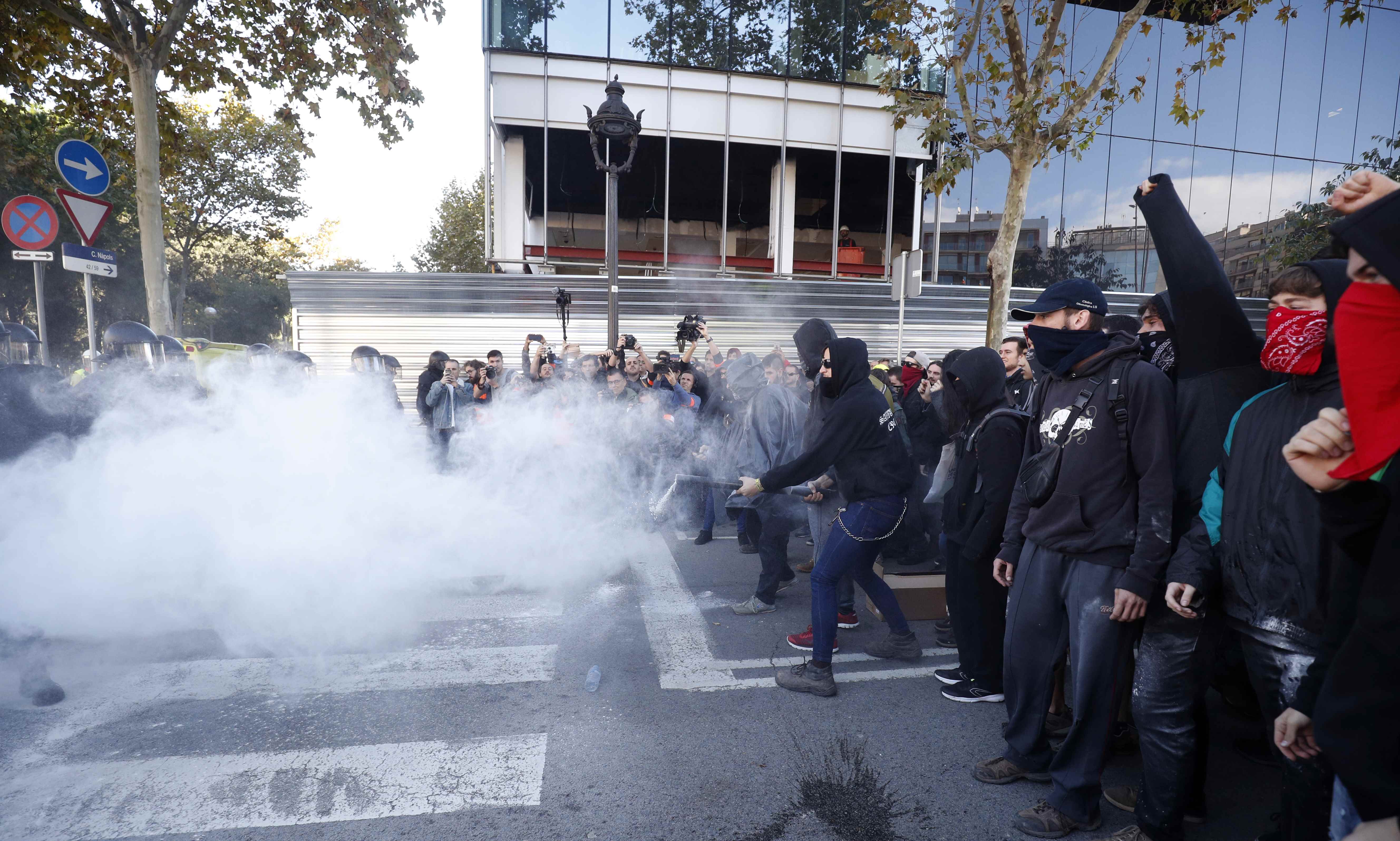 كر وفر بين الشرطة والمتظاهرين فى برشلونة (2)