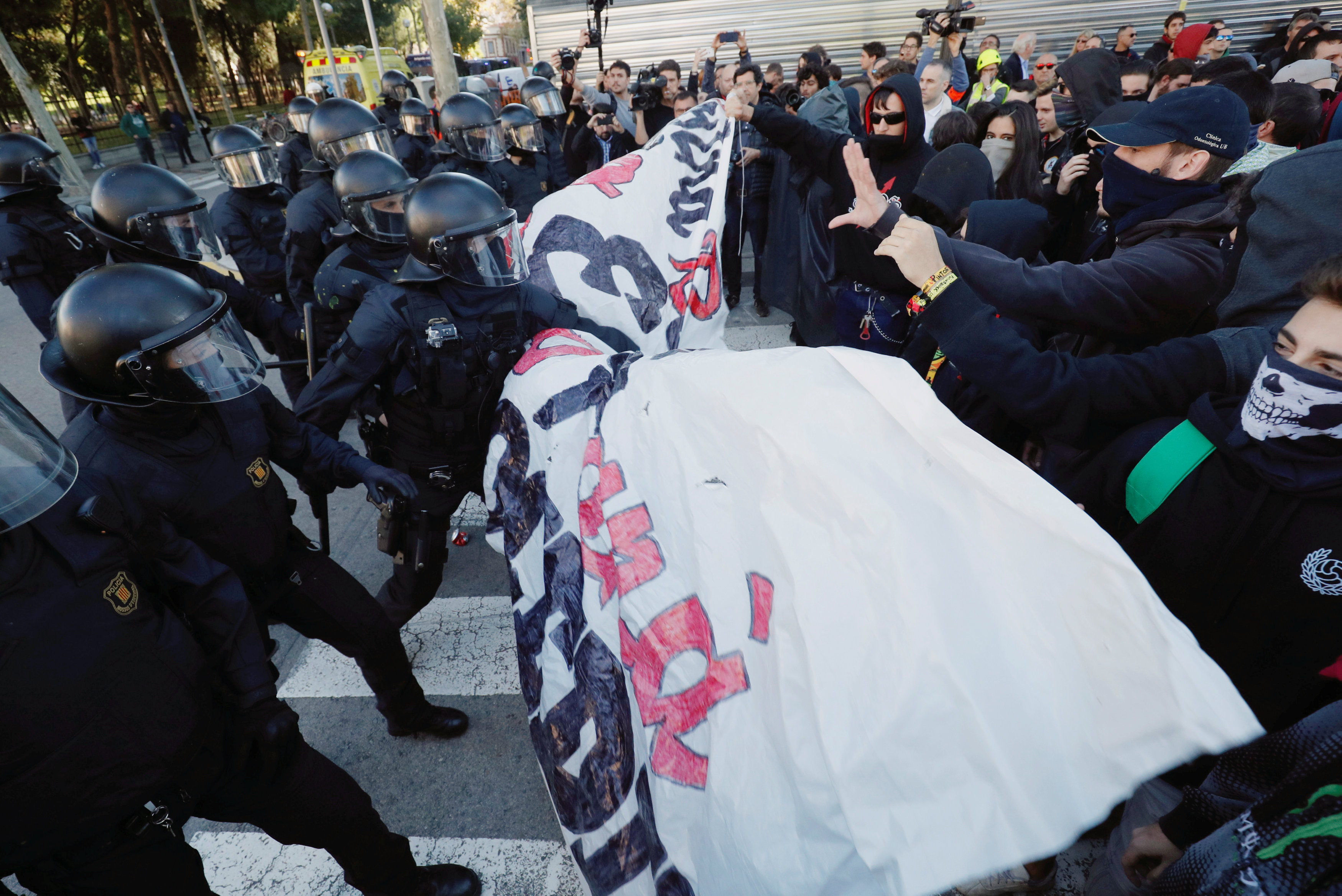 كر وفر بين الشرطة والمتظاهرين فى برشلونة (4)