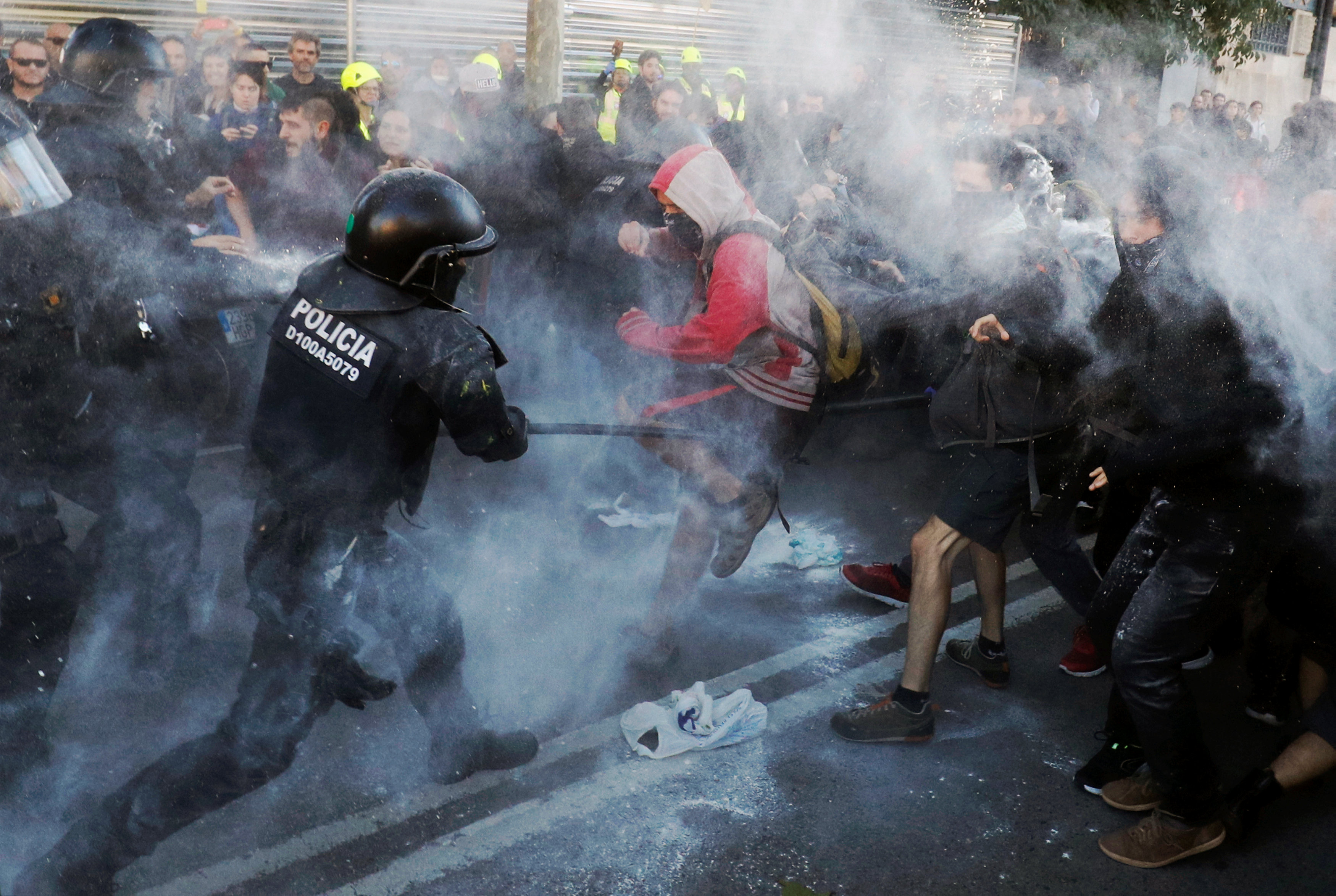 كر وفر بين الشرطة والمتظاهرين فى برشلونة (5)