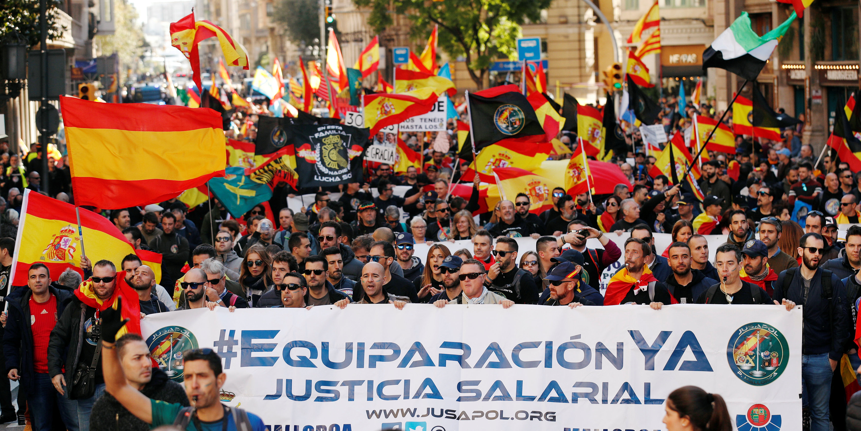 كر وفر بين الشرطة والمتظاهرين فى برشلونة (3)